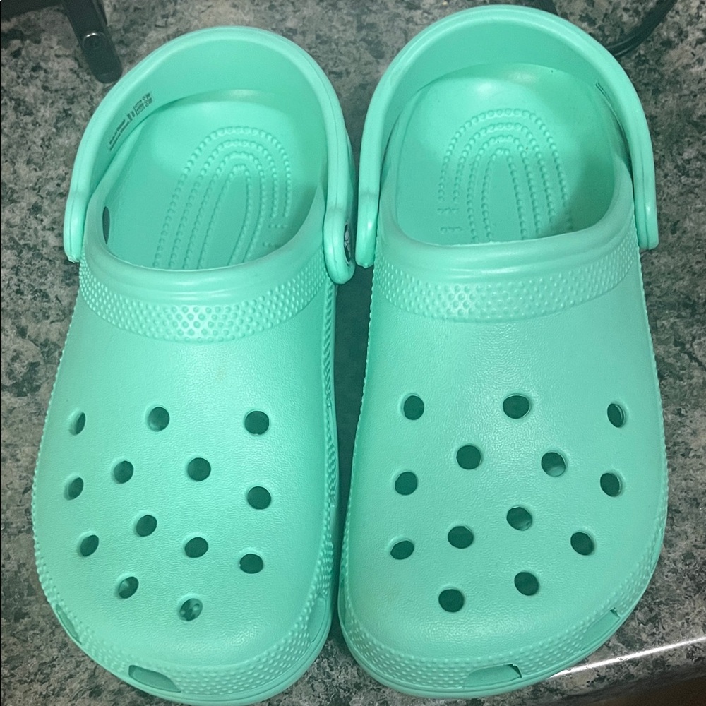 Aqua crocs men 5 , women 7